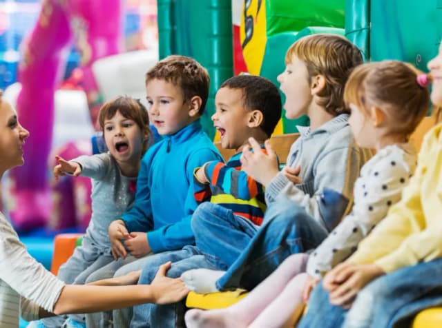 Zabawy integracyjne dla przedszkolaków, które rozwijają umiejętności społeczne Zabawy integracyjne dla przedszkolaków, które rozwijają umiejętności społeczne