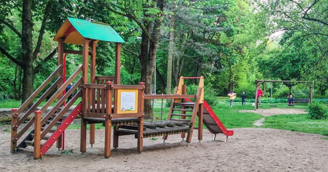 Co znajdziemy na placu zabaw? Najważniejsze atrakcje i bezpieczeństwo Co znajdziemy na placu zabaw? Najważniejsze atrakcje i bezpieczeństwo
