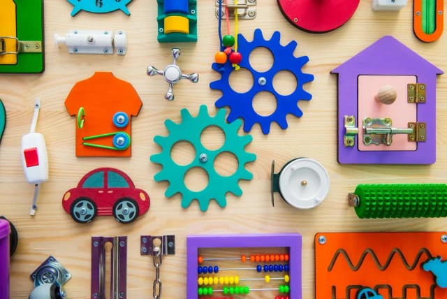Tablica sensoryczna - klucz do rozwoju dziecka i zabawy edukacyjnej Tablica sensoryczna - klucz do rozwoju dziecka i zabawy edukacyjnej