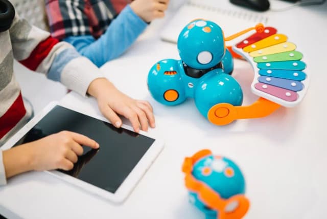 Roboty zabawka: Odkryj edukacyjne modele dla dzieci w każdym wieku Roboty zabawka: Odkryj edukacyjne modele dla dzieci w każdym wieku