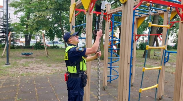 Kto kontroluje place zabaw? Odpowiedzialność i bezpieczeństwo na placach Kto kontroluje place zabaw? Odpowiedzialność i bezpieczeństwo na placach
