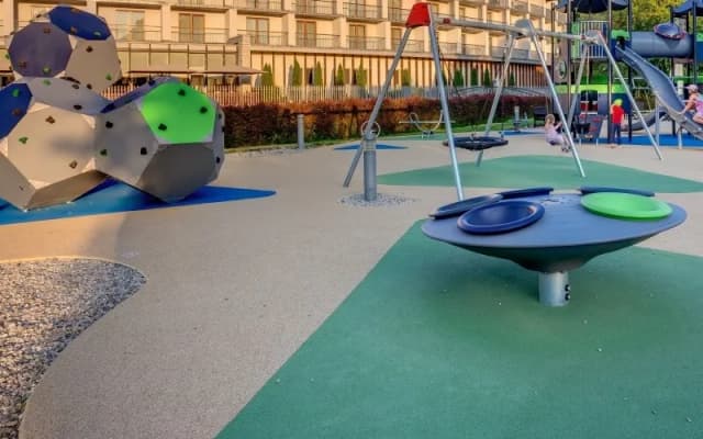 Jaką nawierzchnię na plac zabaw wybrać, by zapewnić bezpieczeństwo? Jaką nawierzchnię na plac zabaw wybrać, by zapewnić bezpieczeństwo?