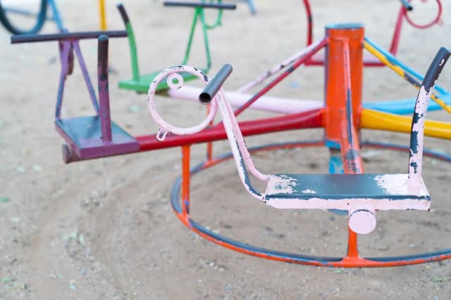 Kiedy powstały place zabaw? Historia, która zaskakuje i inspiruje Kiedy powstały place zabaw? Historia, która zaskakuje i inspiruje