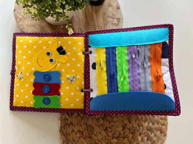 Książeczka sensoryczna personalizowana – rozwój dziecka przez zabawę Książeczka sensoryczna personalizowana – rozwój dziecka przez zabawę